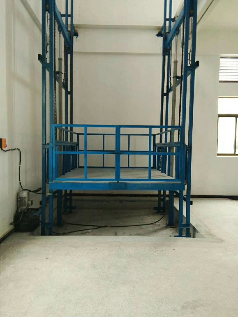 導（dǎo）軌（guǐ）液壓升降貨梯